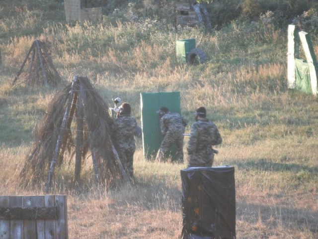  Giocare a paintball in un ambiente naturale 